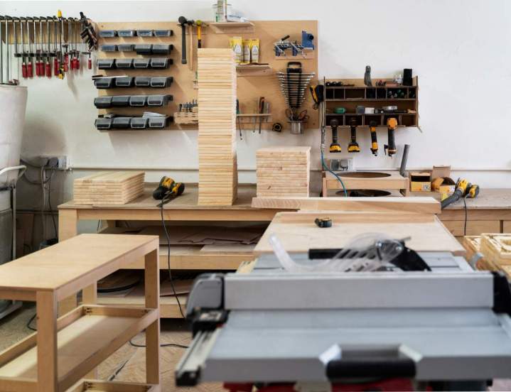 Portes, fenêtres, volets et outillage de menuiserie.